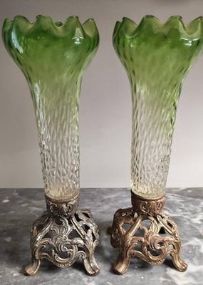 deux vases en verre vert posés sur un plan de travail en marbre