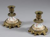 une paire de bougeoirs anciens en laiton ornés de fleurs peintes