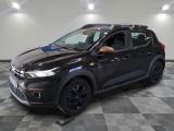 une voiture noire est garée dans une pièce au sol en damier