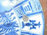 une assiette bleue et blanche avec un oiseau dessus