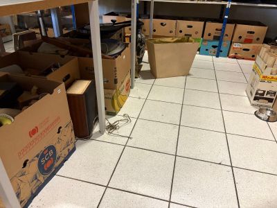 une pièce où s’entassent des cartons, encore et encore, par terre