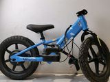 une image représentant un petit vélo bleu dans une pièce