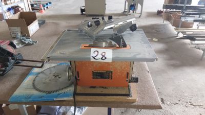 une photo d'une table sur laquelle se trouve une scie