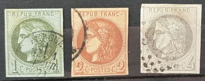 quatre timbres de couleurs différentes sur un fond noir, avec la tête d'une femme au centre