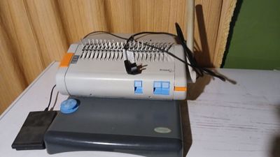 une agrafeuse posée sur un ordinateur portable, sur une table
