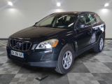 une photo d'un SUV Volvo noir garé dans un garage