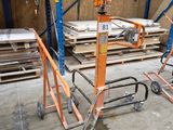 deux chariots qui se trouvent dans un entrepôt avec des palettes