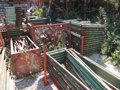 un tas de vieux objets en métal et en bois dans une cour
