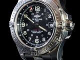 gros plan d'une montre sur fond noir
