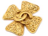 une image représentant une croix en or ornée d'un nœud