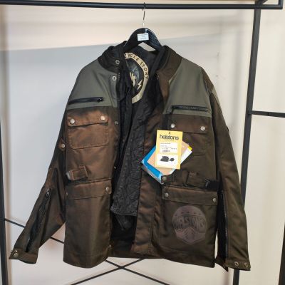 une veste en cuir suspendue à un portant, avec une étiquette accrochée dessus