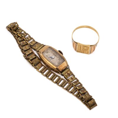 une image représentant une montre-bracelet et une bague sur un fond blanc