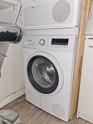 une photo d'un lave-linge et d'un sèche-linge dans une cuisine