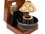 une boîte en bois sur laquelle est posée une lampe