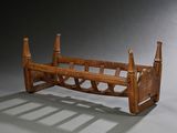 un banc en bois posé sur une surface grise