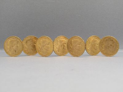 une rangée de cinq pièces d'or empilées les unes sur les autres