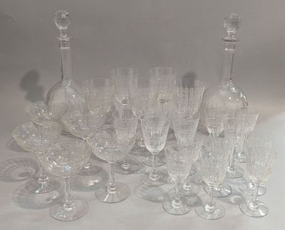 beaucoup de verres à vin et de carafes sur la table