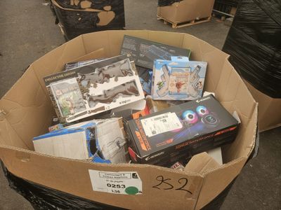 une boîte en carton remplie de gadgets électroniques posée par terre