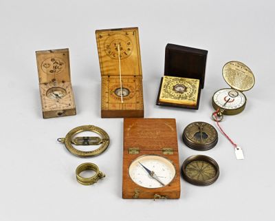 de nombreux objets en laiton et en bois de toutes sortes posés sur la table
