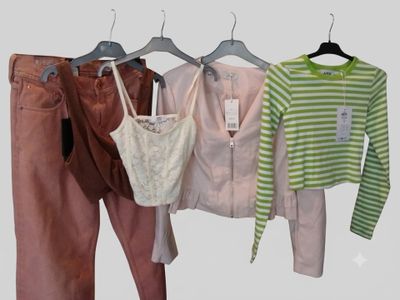 trois paires de vêtements suspendues à un portant