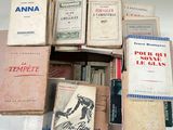 plusieurs livres empilés les uns sur les autres