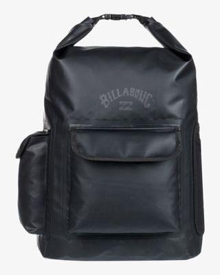 un sac à dos noir sur lequel est inscrit « Billabong »