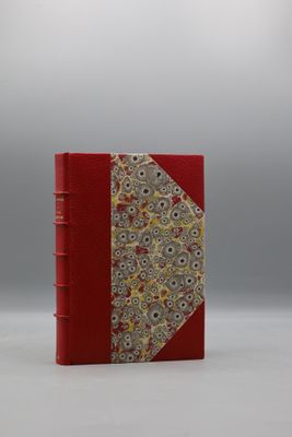 un livre rouge avec un motif floral sur la couverture