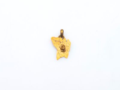 un pendentif plaqué or orné d'un papillon