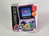 une image représentant une boîte de jeu contenant une Game Boy Color