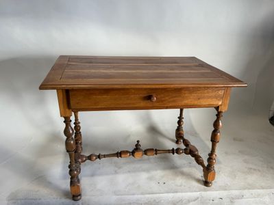 une vieille table en bois surmontée d'un tiroir