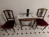 deux chaises et une table sur laquelle se trouve un vase