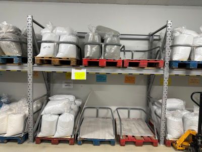 il y a beaucoup de sacs sur les étagères du magasin