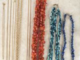 de nombreux colliers et bracelets différents disposés sur une table