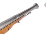 un gros plan d'un fusil sur un fond blanc avec un fond blanc