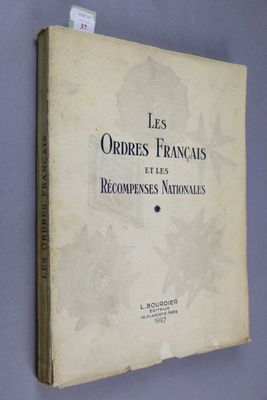 un gros plan sur un livre posé contre un mur, sur fond bleu