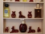 une étagère sur laquelle sont disposées de nombreuses petites figurines