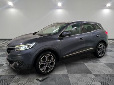 une Renault C-Cross grise garée sur un sol à damier