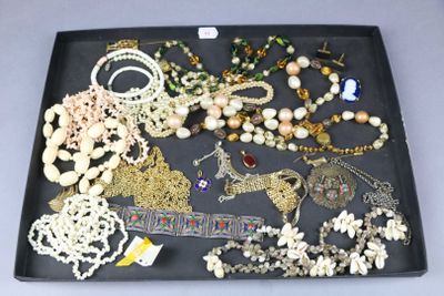 un plateau contenant plusieurs types de bijoux différents