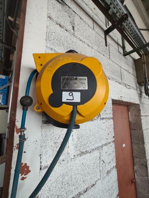 un tuyau jaune fixé sur le côté d'un immeuble
