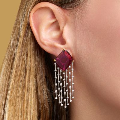 un gros plan sur une femme portant une paire de boucles d'oreilles