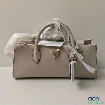 un sac à main posé sur une table