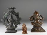 trois figurines en bronze représentant des divinités hindoues sur un fond blanc