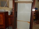 une grande armoire en bois avec un miroir à l'intérieur