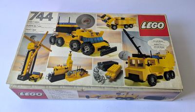une boîte de legos contenant du matériel de construction