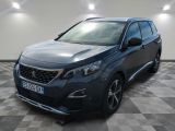 vue de face d'un SUV Peugeot gris garé dans un garage