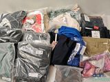 un tas de vêtements et d'autres objets posés sur une table