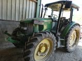 un tracteur garé à l'intérieur d'un bâtiment