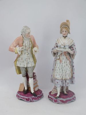 paire de figurines en porcelaine représentant un homme et une femme