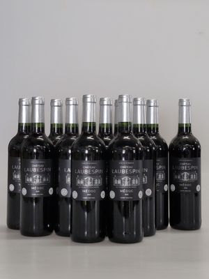 six bouteilles de vin sont alignées sur une table
