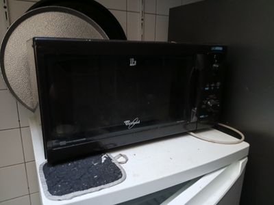 un micro-ondes posé sur un four à micro-ondes